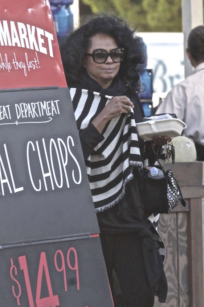 Diana Ross Leaves Bristol Farms in Beverly Hills