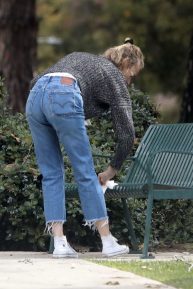 Diane Kruger - Cleaning park bench in Los Angeles