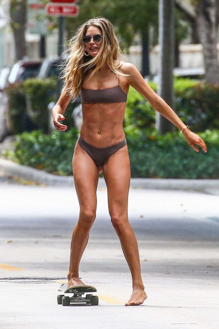 Doutzen Kroes in Bikini - Photoshoot on the streets in Miami