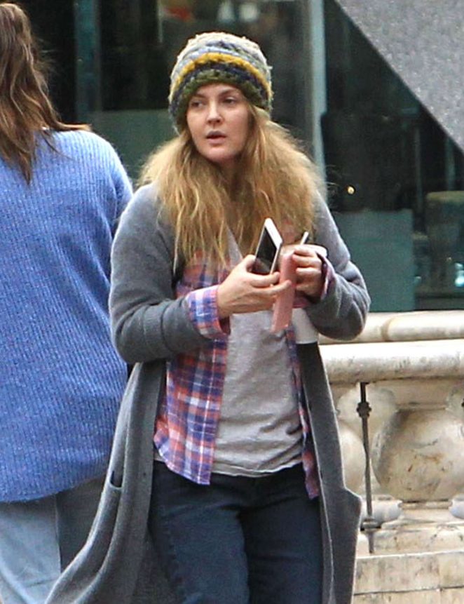 Drew Barrymore - Christmas shopping at the Grove in Los Angeles