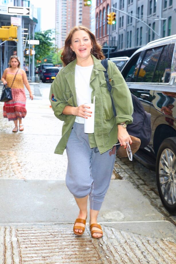 Drew Barrymore - In sweats arriving at her show in New York