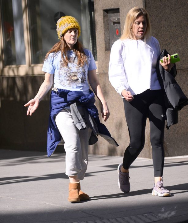 Drew Barrymore - On a stroll with a friend in New York