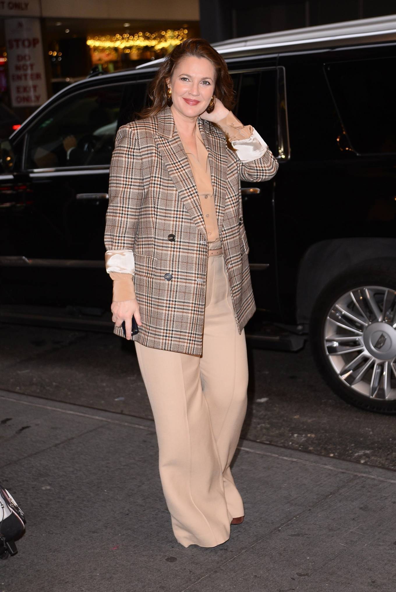 Drew Barrymore 2022 : Drew Barrymore – Wears a plaid blazer at the CBS morning show in New York-13