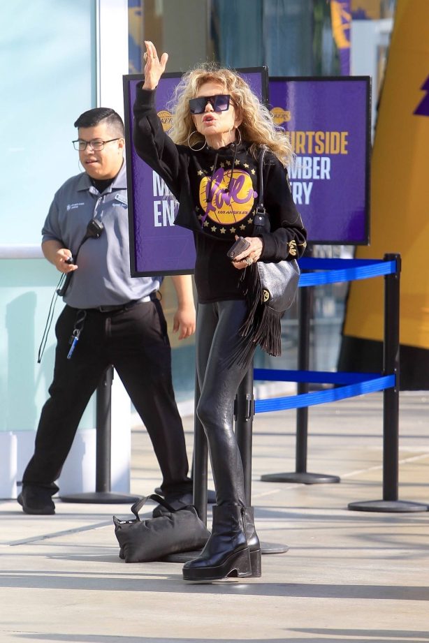 Dyan Cannon - Greets fans at the Lakers game in Los Angeles