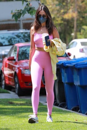 Eiza Gonzalez - In pink high weist yoga leggings
