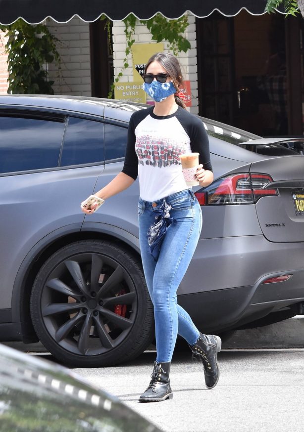 Eiza Gonzalez in Tight Jeans - Out for a Coffee in Los Angeles