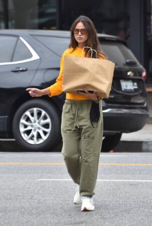 Eiza Gonzalez - Picks up lunch at Joan's on Third in Studio City