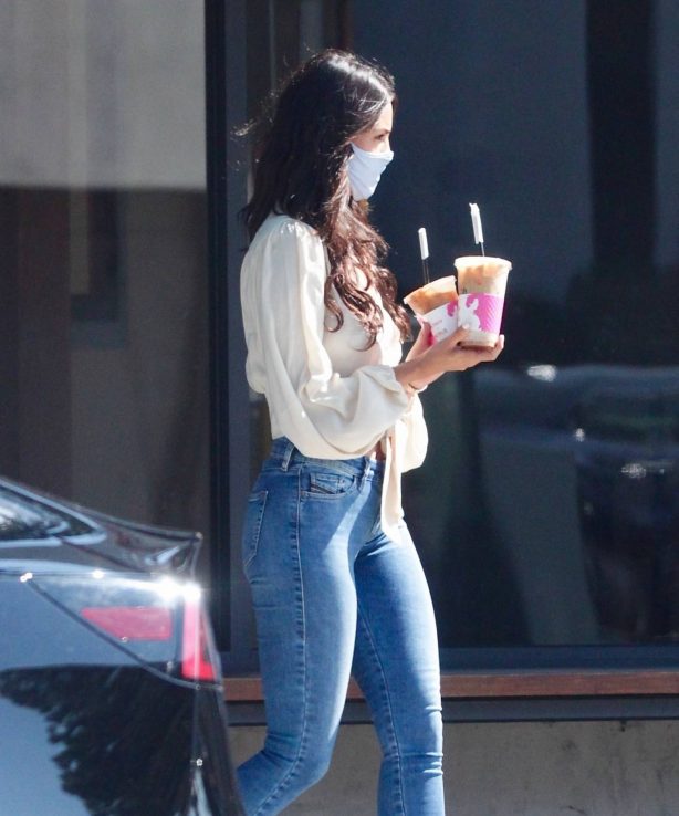 Eiza Gonzalez - Wears skinny denim while out for iced coffee in Studio City