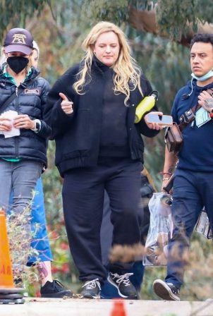 Elisabeth Moss - Shows off her baby bump on the set of SHELL in Los Angeles