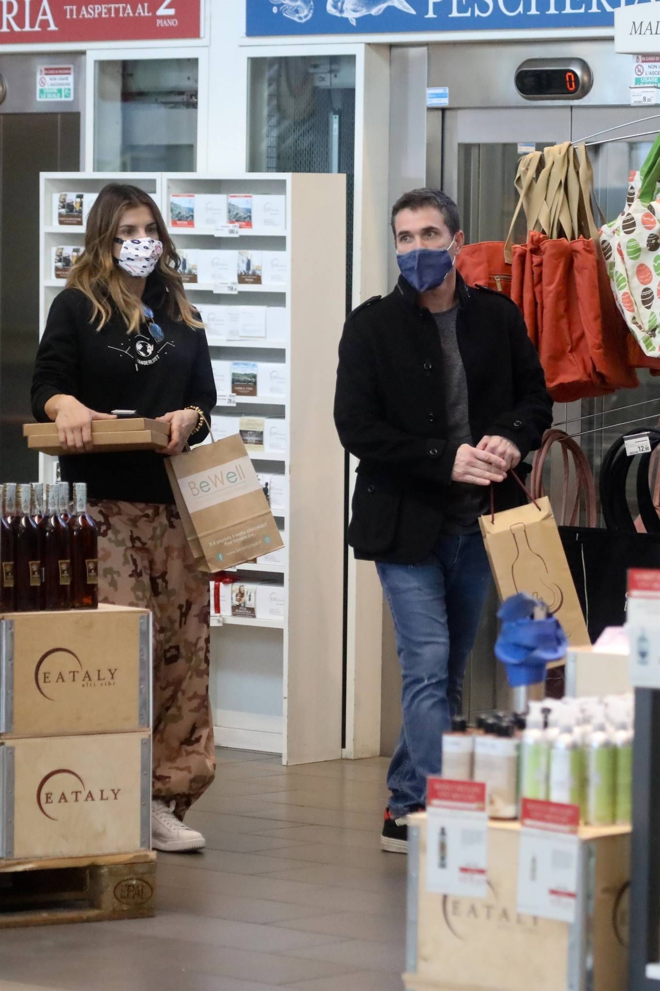 Elisabetta Canalis - Shopping candids in Rome