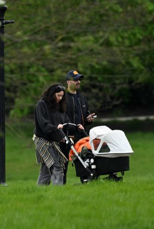 Eliza Doolittle - On a a stroll with her newborn baby in North London
