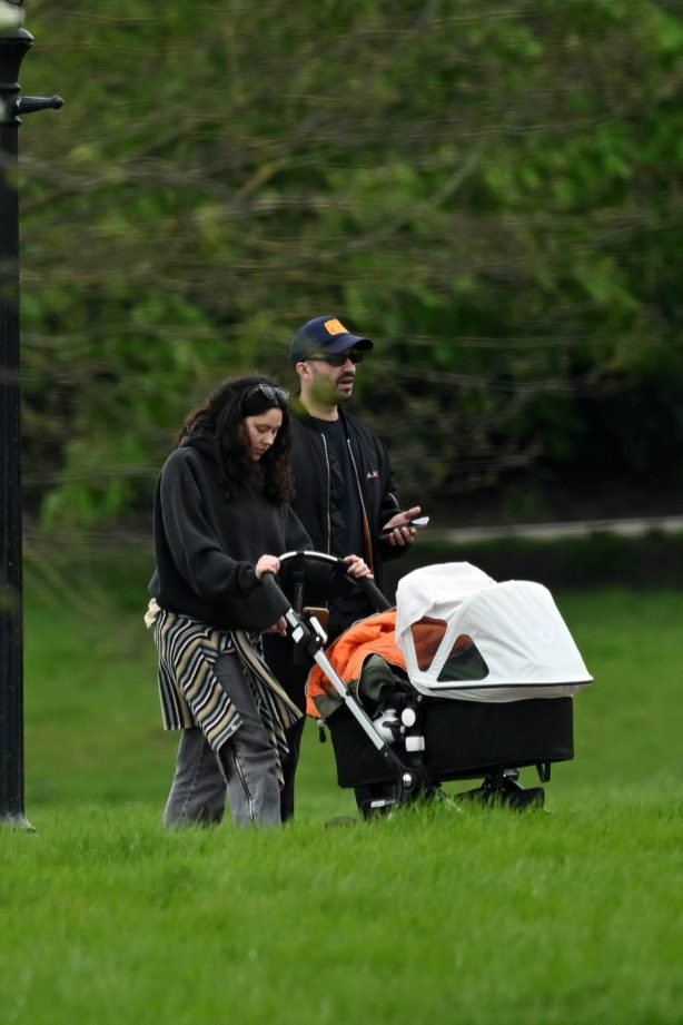 Eliza Doolittle - On a a stroll with her newborn baby in North London