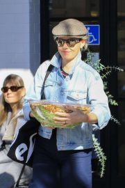 Elizabeth Banks - Buys a large salad to go at Joan's on Third in Studio City