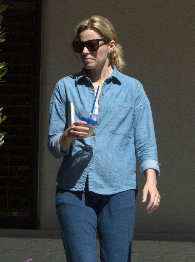 Elizabeth Banks in Jeans out in Los Angeles