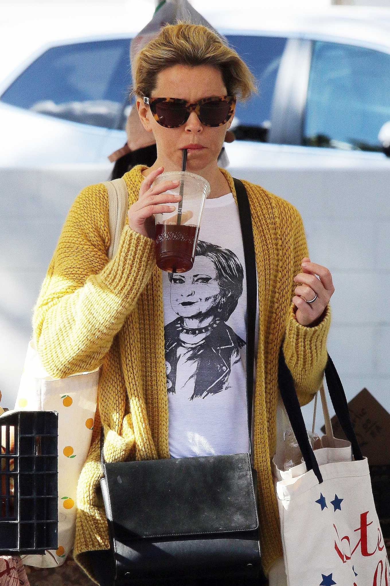 Elizabeth Banks - Shopping at the farmers market in Studio City