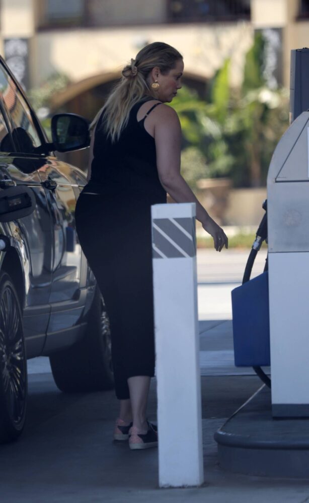 Elizabeth Berkley - Fills up her tank with $7 a gallon gas in Los Angeles