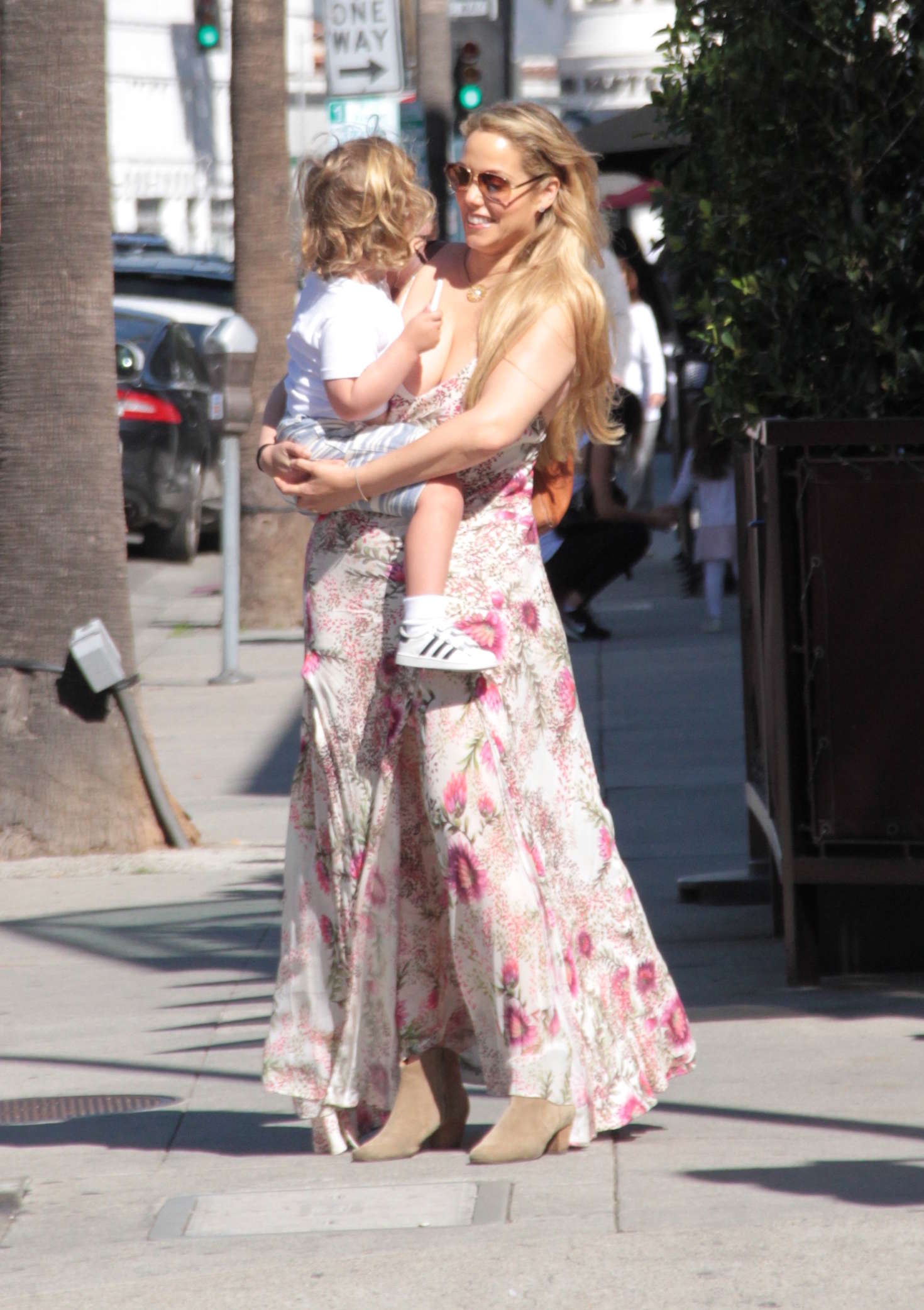 Elizabeth Berkley with her daughter shopping in Beverly Hills
