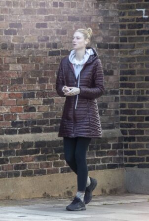 Elizabeth Debicki - Out for a stroll through London