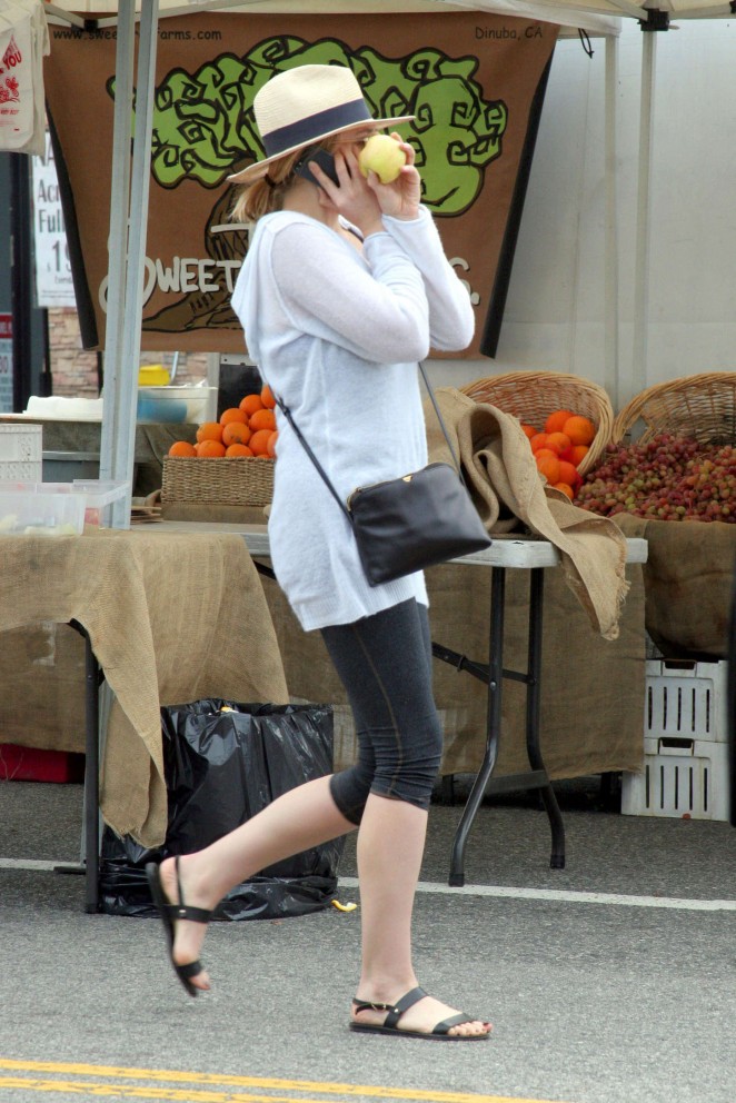 Elizabeth Olsen in Leggings at Farmer's Market in Studio City