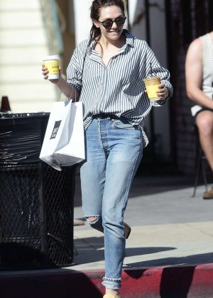 Elizabeth Olsen - Getting Coffee in Los Angeles