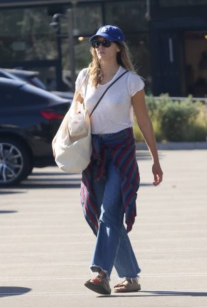 Elizabeth Olsen - Goes grocery shopping in Studio City