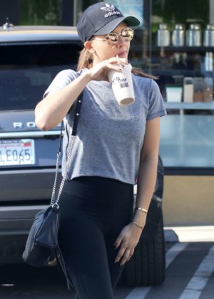 Elizabeth Olsen in Tights - Picks up a smoothie from a juice bar in LA