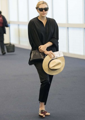 Elizabeth Olsen - JFK airport in NYC