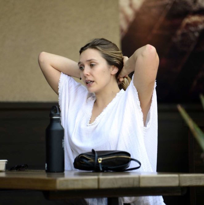 Elizabeth Olsen - Seen at lunch at Erewhon natural foods in LA