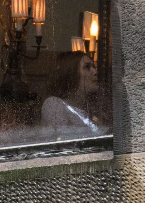 Elizabeth Olsen – Shares a kiss with Paul Bettany on set in Edinburgh ...