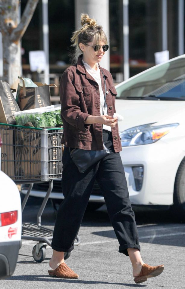 Elizabeth Olsen - Shopping at Erewhon Market in LA