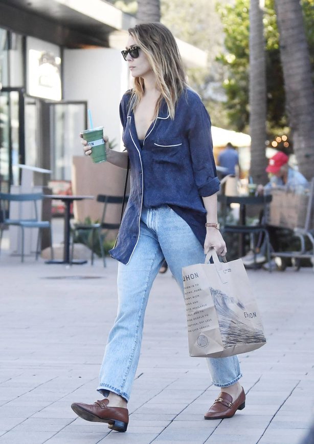 Elizabeth Olsen - Shopping for food at Erewhon Market in Los Angeles