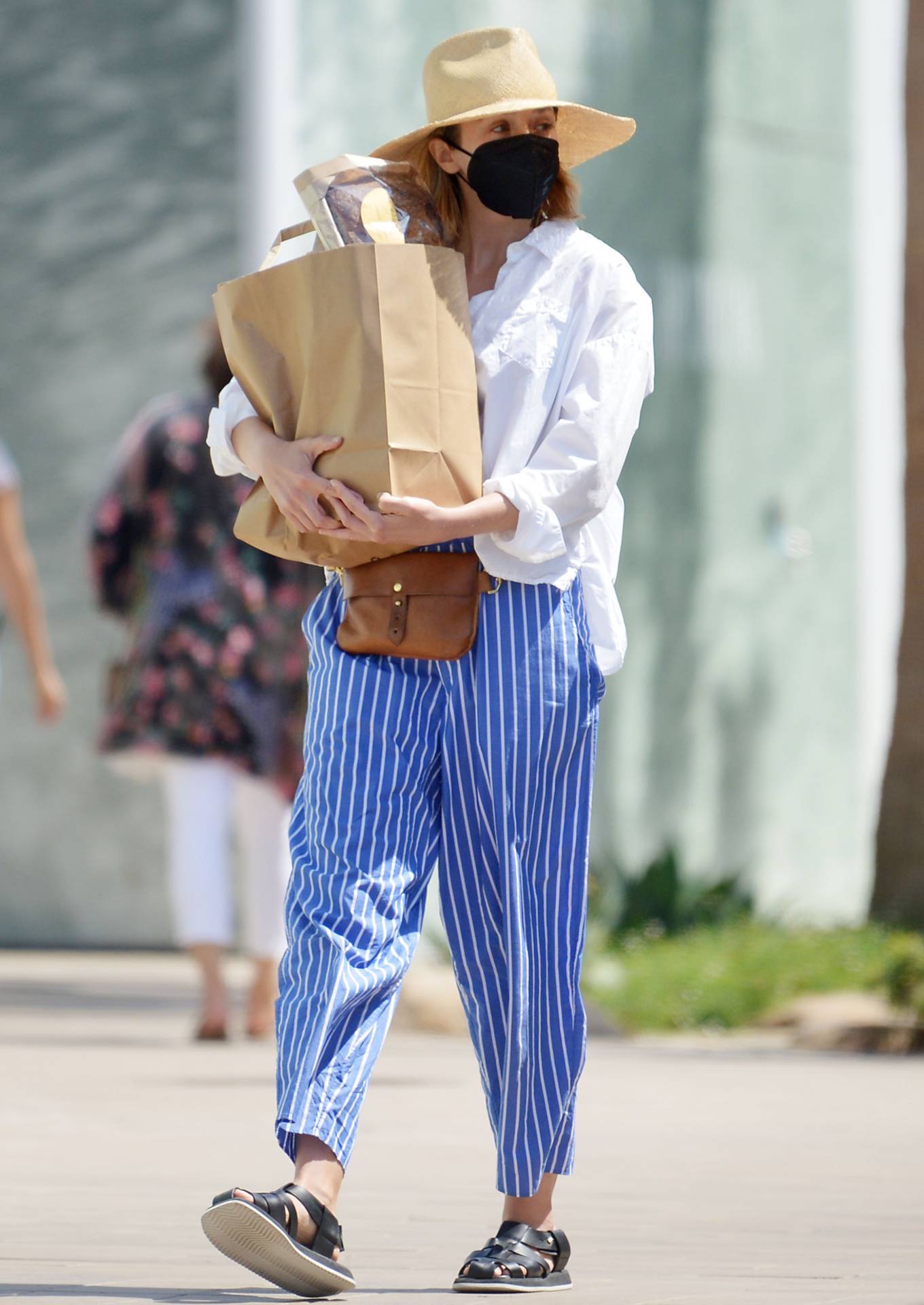 Elizabeth Olsen 2022 : Elizabeth Olsen – Shopping for groceries in West Hollywood-12