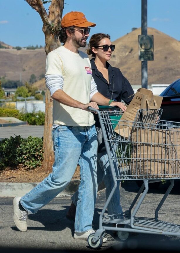 Elizabeth Olsen - With her husband Robbie Arnett seen at Erewhon Market in LA