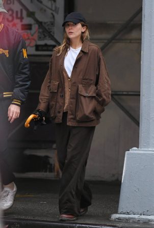 Elizabeth Olsen - With her husband Robbie Arnett stroll together in New York