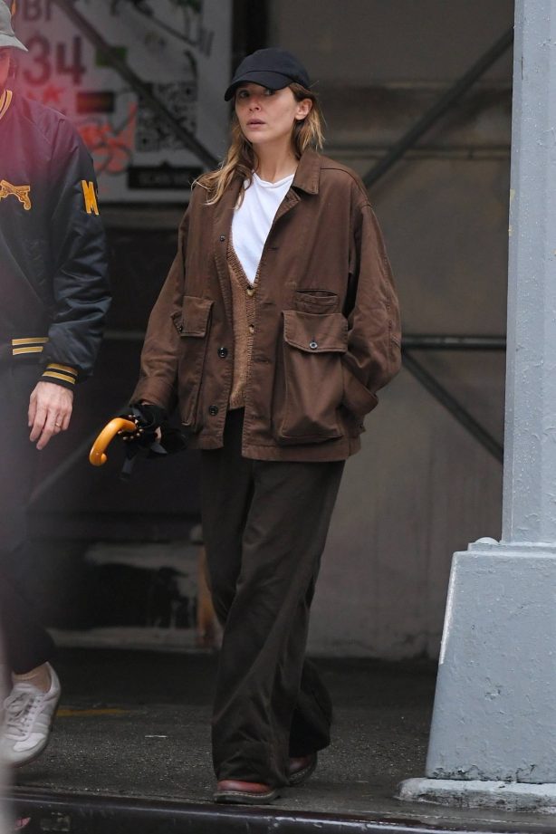Elizabeth Olsen - With her husband Robbie Arnett stroll together in New York