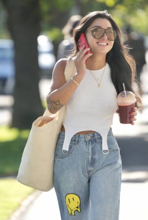 Ella Ding - Sons happy pant jeans on a stroll in Melbourne