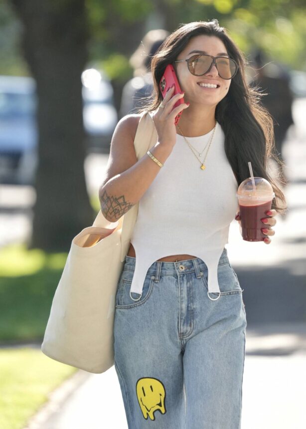 Ella Ding - Sons happy pant jeans on a stroll in Melbourne