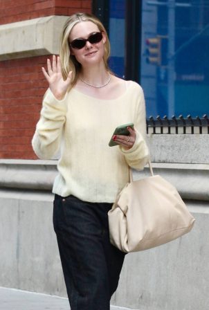 Elle Fanning - Seen leaving her facial fitness at Face Gym in New York