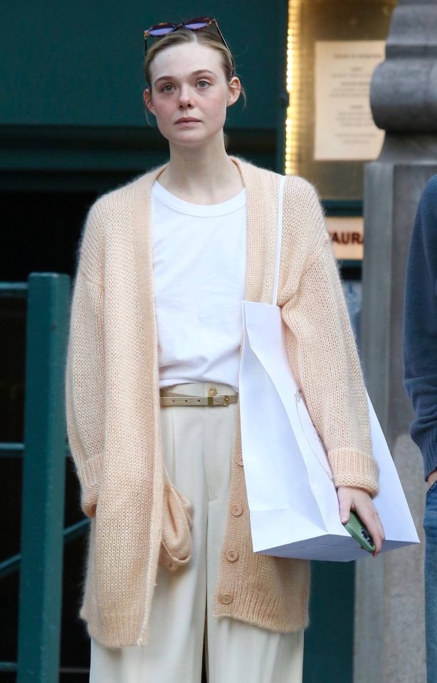 Elle Fanning - Seen on shopping trip with mom in Soho