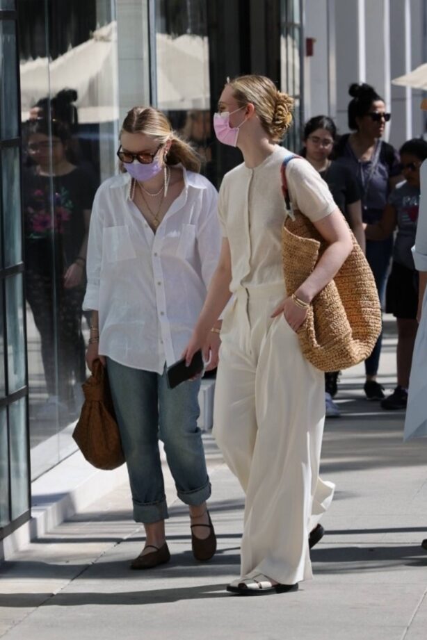 Elle Fanning - With Dakota Fanning shopping canids on Rodeo Dr. in Beverly Hills
