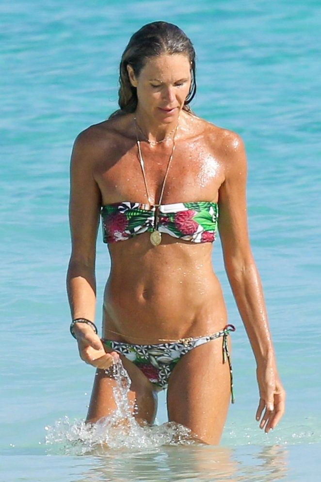 Elle Macpherson in Bikini on the beach in the Bahamas