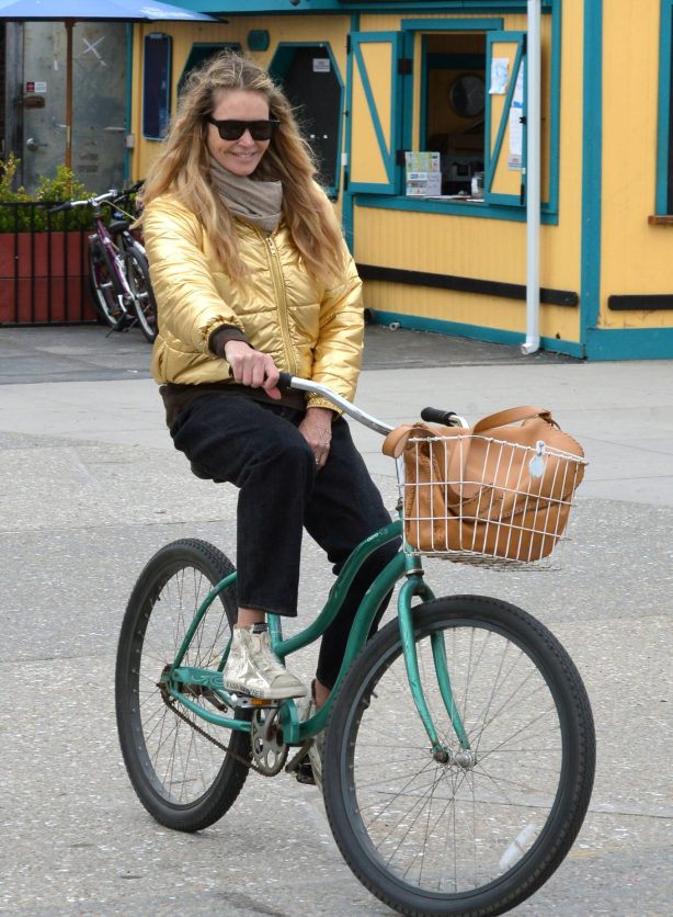 Elle Macpherson - With boyfriend Doyle Bramhall on bike ride and stroll in Santa Monica