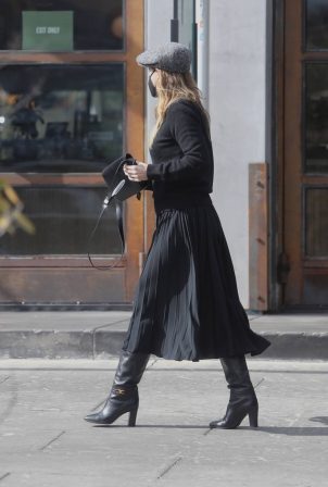 Ellen Pompeo - All in black picking up lunch in Los Angeles