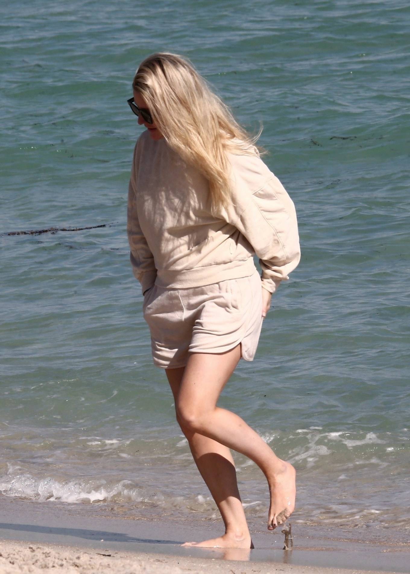 Ellie Goulding - Enjoys a sunny day on the beaches of Miami