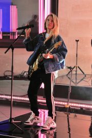 Ellie Goulding - Performing at The One Show in London