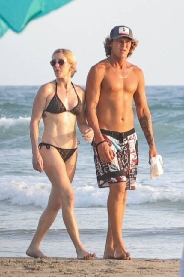 Ellie Goulding - With her boyfriend Armando Perez on the beaches of Costa Rica
