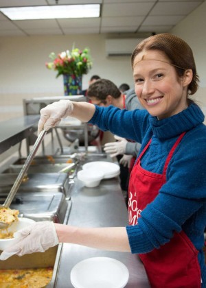 Ellie Kemper - Volunteers as Part of Feeding America's 'Hope for the Holidays' in LA