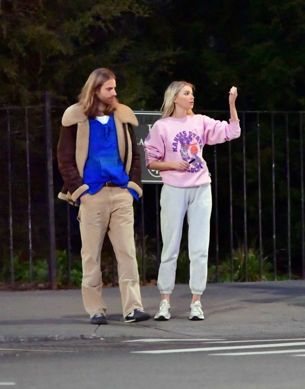 Elsa Hosk with her boyfriend Tom Daly - On a stroll in New York