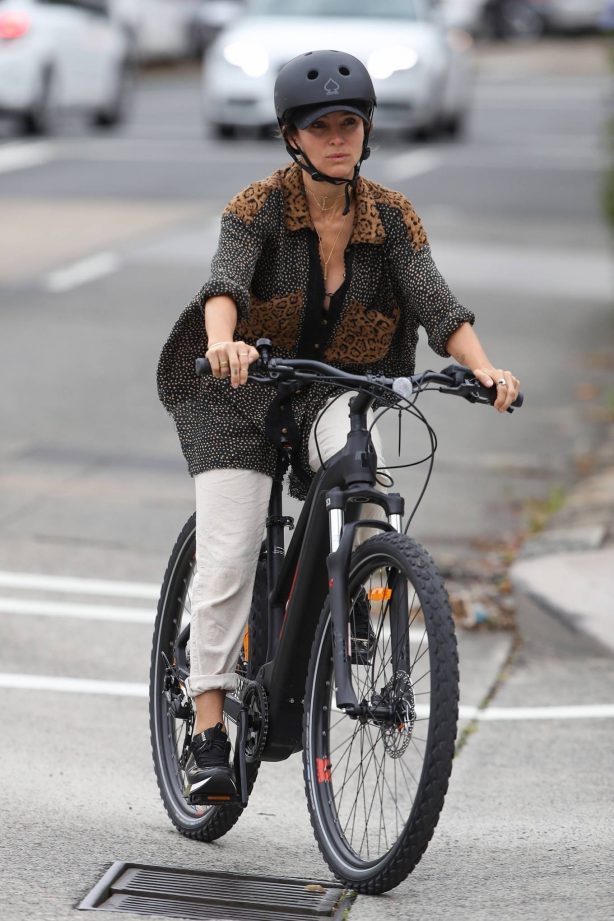 Elsa Pataky - Bike ride candids in Sydney