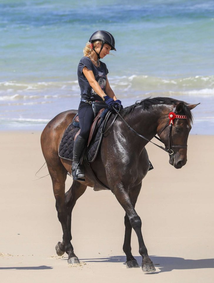 Elsa Pataky - Horse riding on a beach in Byron Bay